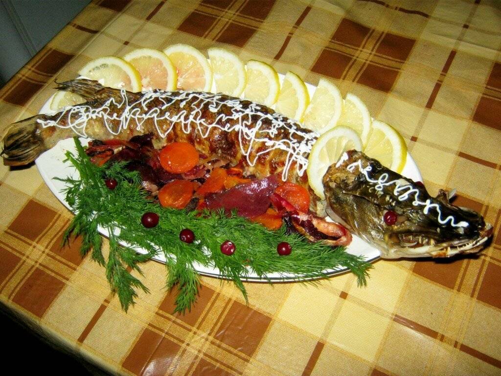 Фаршированная рыба в духовке целиком, простой рецепт приготовления с фото