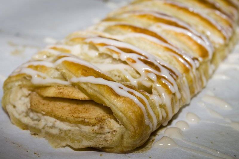 Пирог с яблоками из слоеного теста — 8 пошаговых рецептов в духовке