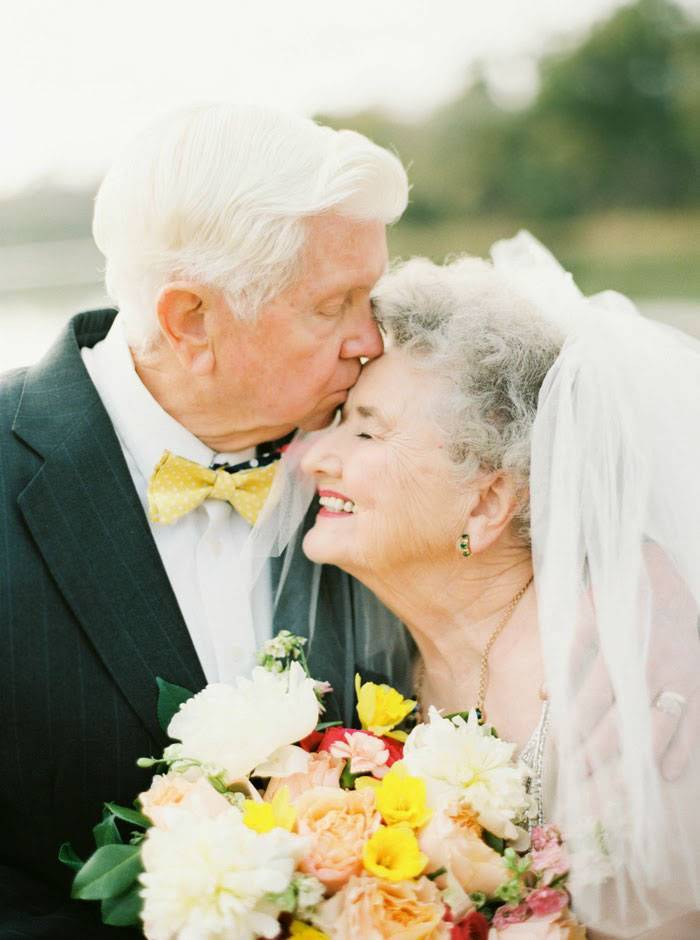 Сапфировая свадьба: 45 лет со дня свадьбы - как отметить, поздравления, что дарить
