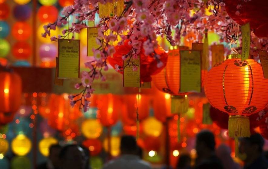 Разноцветные фонарики для украшения комнаты. подвесные китайские фонарики: самое быстрое украшение зала