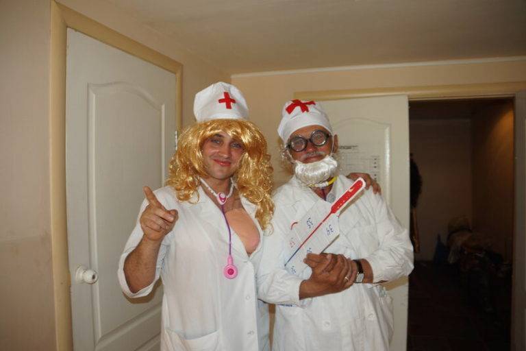Шуточные поздравления от врачей. шуточная сценка "приход медсестры на праздник"