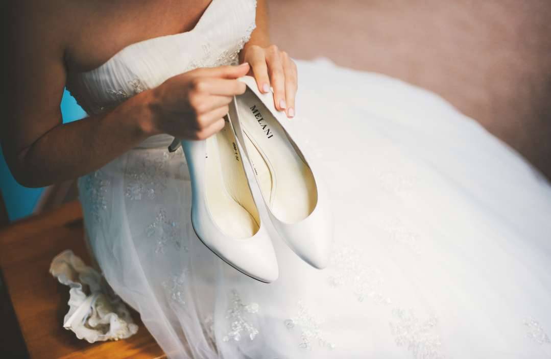 Красивые и современные свадебные туфли на низком каблуке. полезные советы и фото.