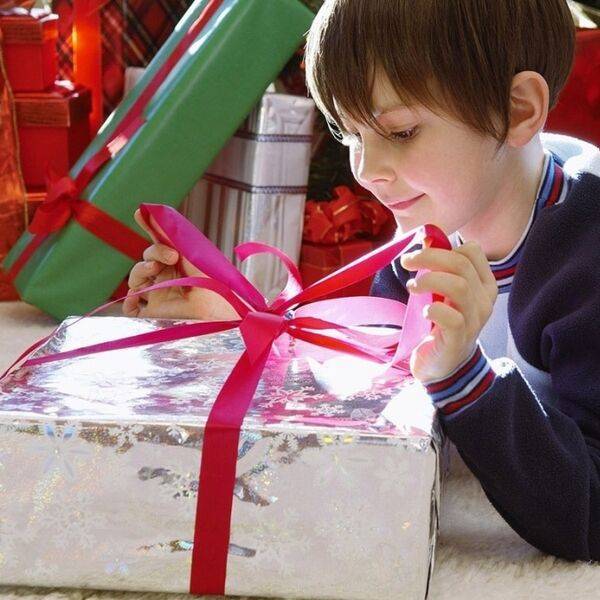 Что подарить мальчику на 4 года: список полезных, развивающих подарков на день рождения