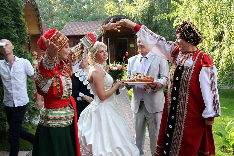 Сватовство со стороны невесты: обычаи, правила, подарки