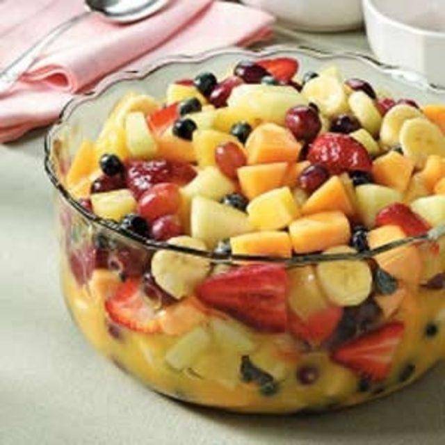 10 вкуснейших фруктовых салатов с мороженым к праздничному столу