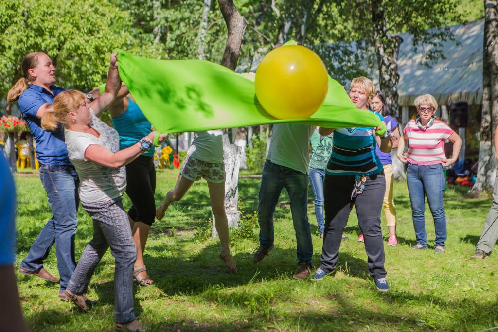 Смешные и веселые конкурсы для взрослых и детей на день рождения на природе и пикнике