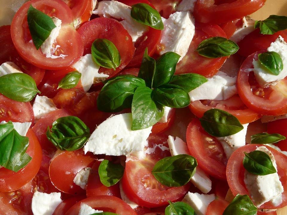 Итальянский салат с моцареллой и помидорами – капрезе