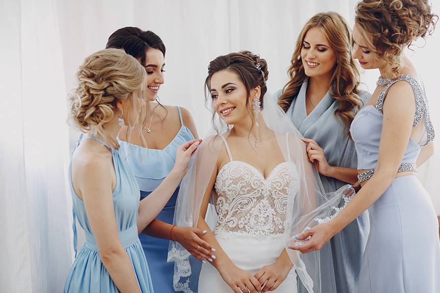 Платье на свадьбу для мамы невесты и жениха: все нюансы выбора