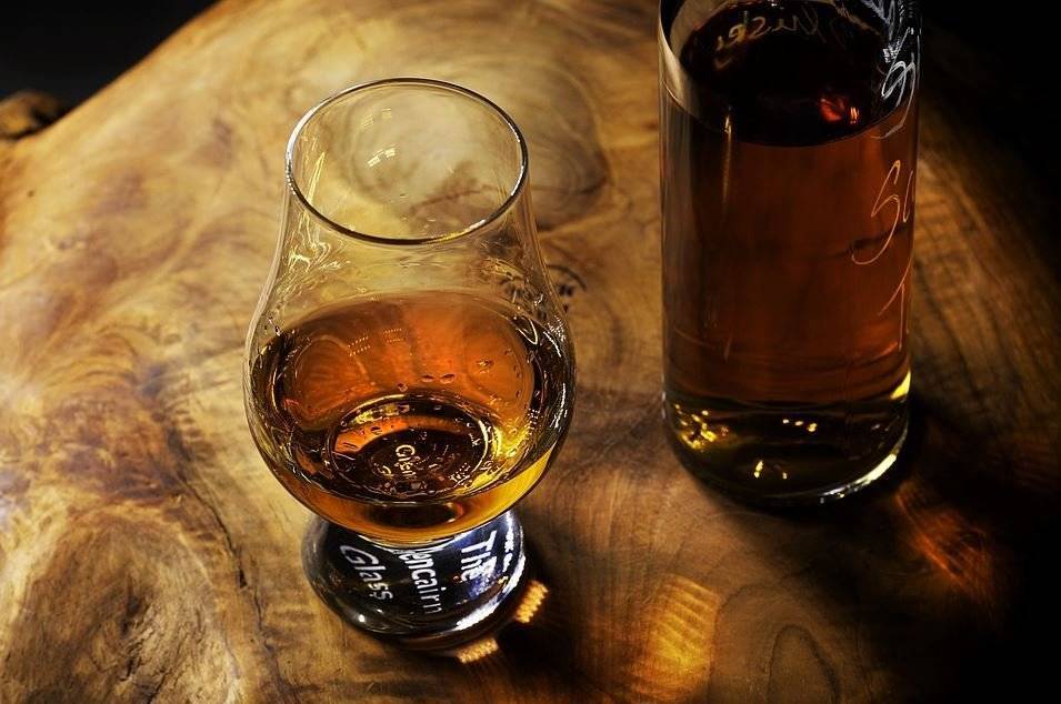 Как правильно пить шотландский виски: с чем сочетаются односолодовый и купажированный виды, как подавать, с какой едой лучше употреблять | suhoy.guru