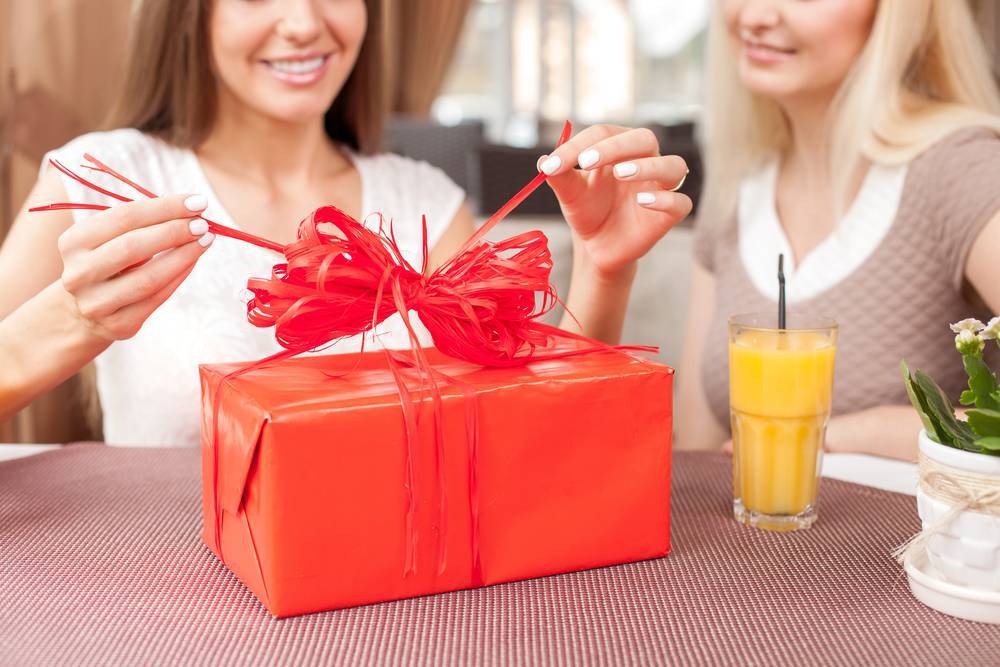 Что подарить женщине на 45 лет: общие рекомендации по выбору оригинальных подарков для женщин с разными интересами