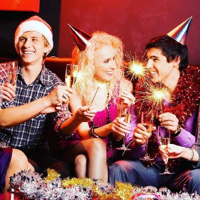 Развлечь народ на новый год? легко! лучшие новогодние развлечения: игры, конкурсы, сценки, театр-экспромт