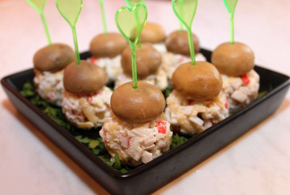 Канапе на шпажках для праздничного стола - 20 простых и вкусных рецептов