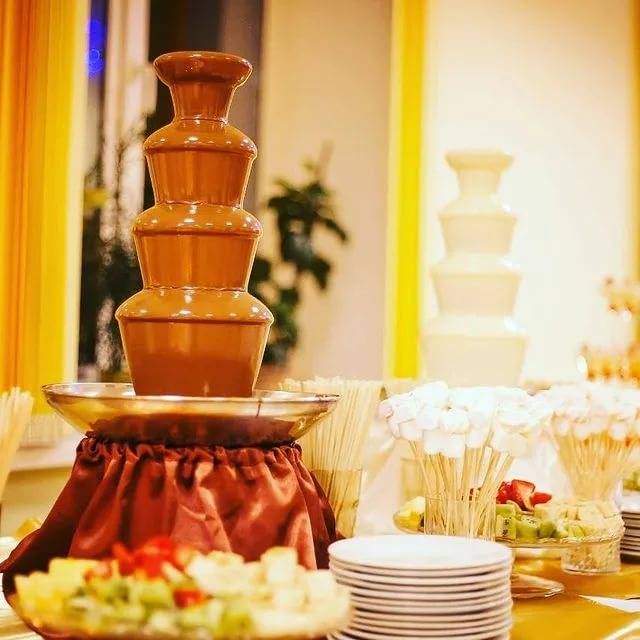 Шоколадный фонтан: любоваться или съесть?