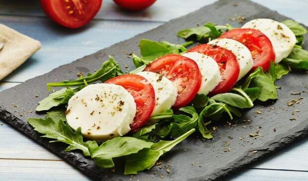 Моцарелла с помидорами – готовьте дома яркие, легкие и изысканные блюда итальянской кухни: рецепт с фото и видео