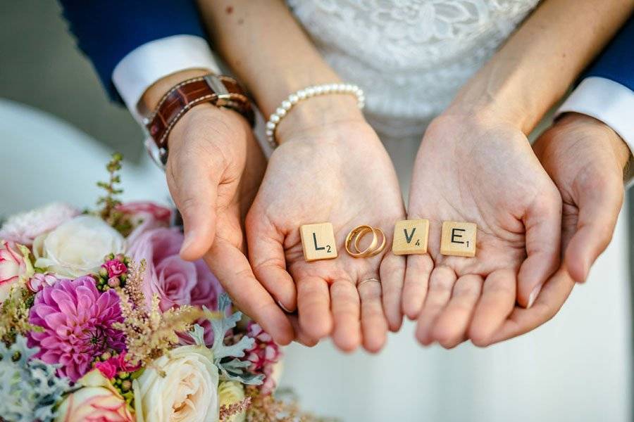 8 лет брака — какая свадьба и что дарят супругам?