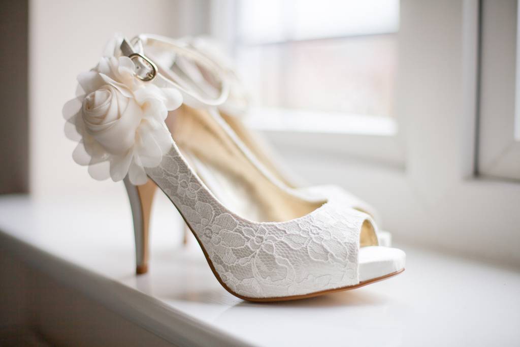 Можно ли выходить замуж в старых туфлях. что предлагают дизайнеры свадебной обуви. цветные туфли на свадьбу и варианты отделки