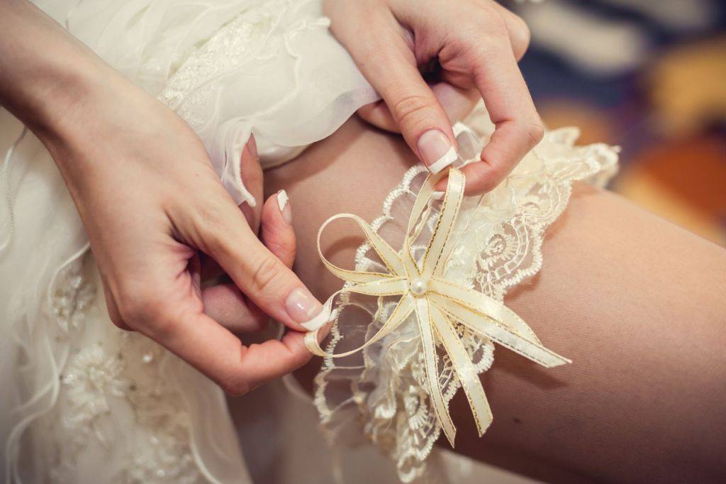 Свадебная подвязка невесты - советы по выбору, обзор аксессуара с фото и видео