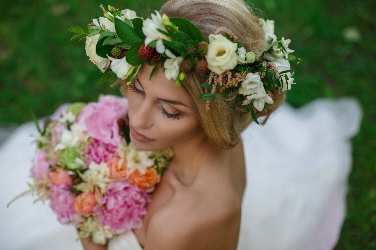 Идеи свадебной прически с цветами
