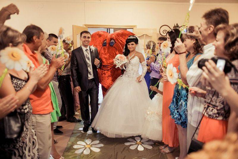 ᐉ шуточное поздравление со свадьбой с предметами. как вручить шуточные подарки на свадьбу - svadba-dv.ru