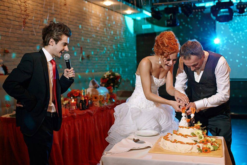 Зачем нужен свадебный ведущий: что делает тамада и почему без него не обойтись