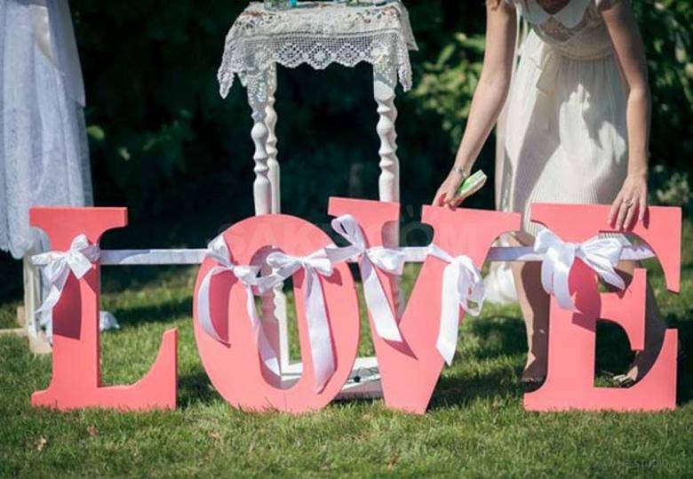 Объемные мягкие буквы из ткани для свадебной фотосессии