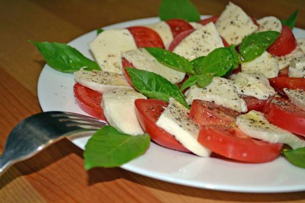 Салат с моцареллой и помидорами - 404 рецепта: салаты | foodini