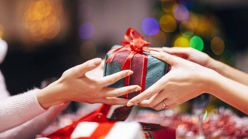 Что подарить девушке на 20 лет - топ оригинальных подарков