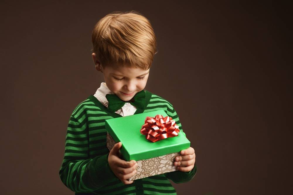 Подарок ребенку: идеи подарков для маленьких и больших детей