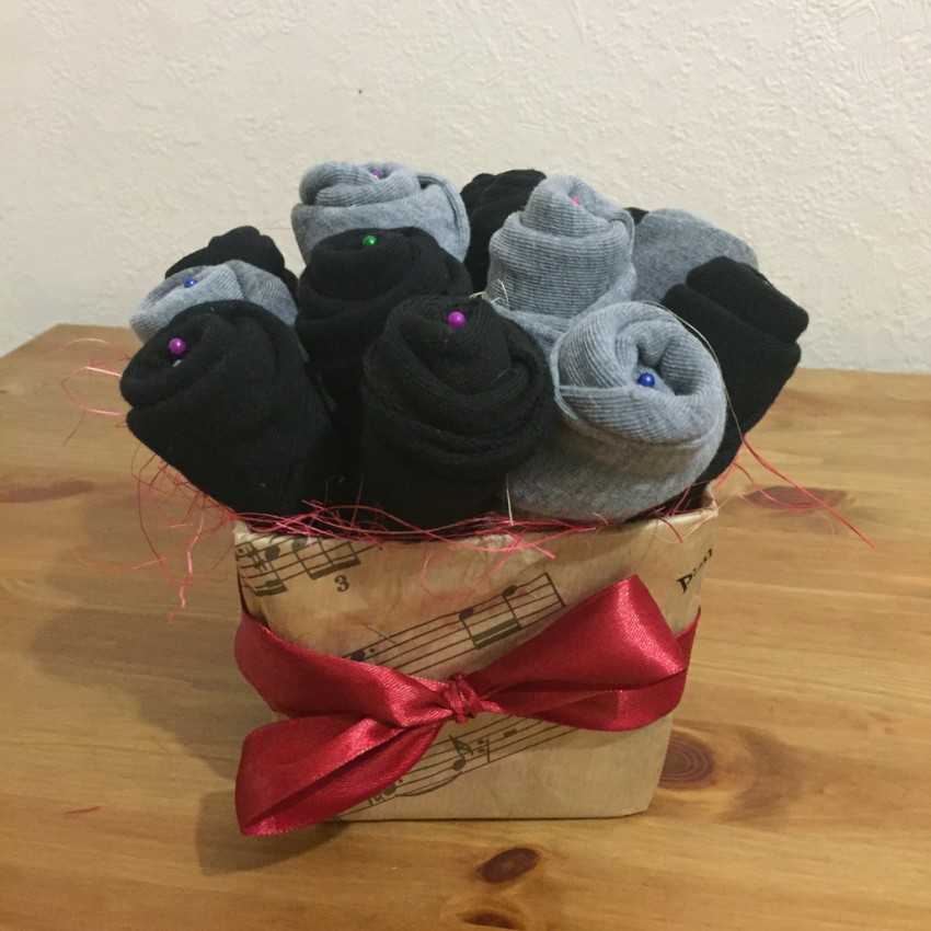 Как сделать букет из носков для мужчины своими руками к любому празднику?