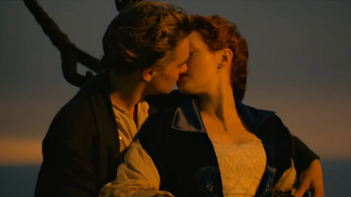 Знаменитая драма. Титаник ди Каприо и Кейт Уинслет поцелуй. Титаник поцелуй Джека и розы. Титаник роща и Джек поцелуй.