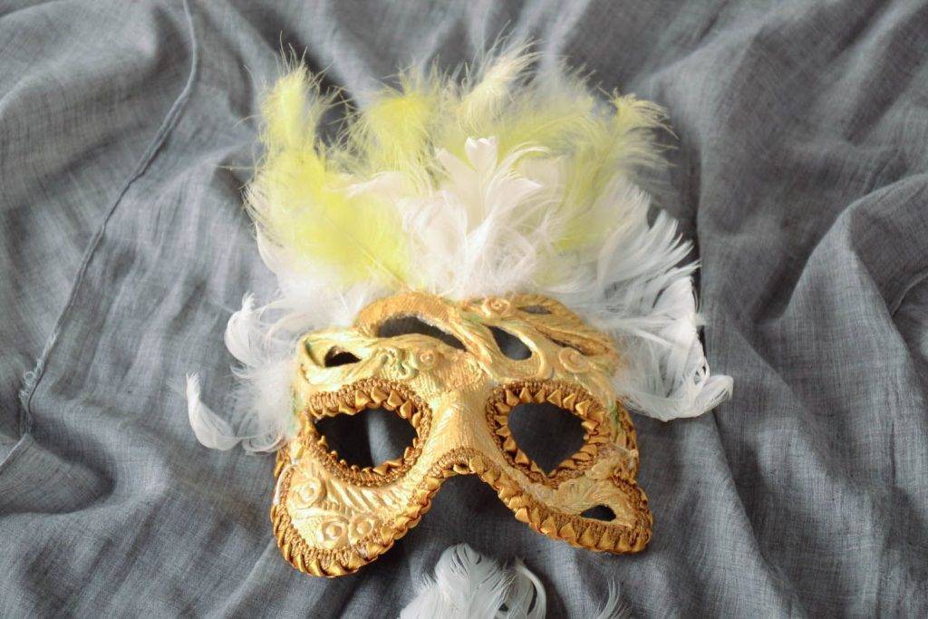 Мастер-класс смотреть онлайн: делаем с детьми - карнавальная маска из папье-маше