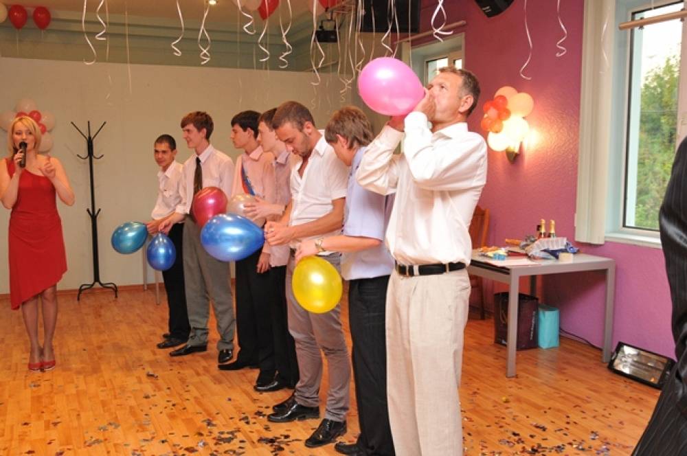 Конкурсы с воздушными шарами на свадьбу (идеи)