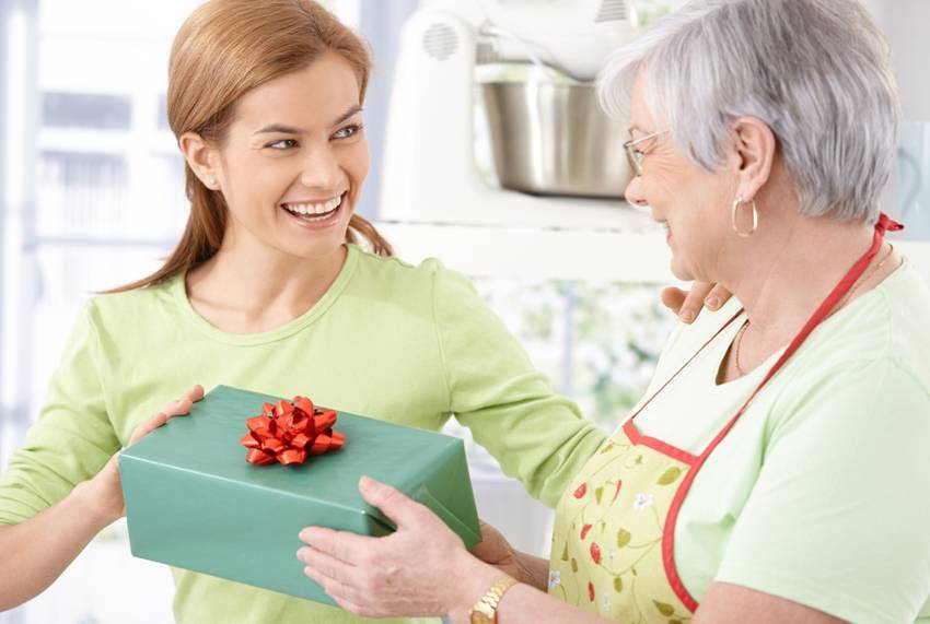 Какой подарок выбрать на день рождения бабушке и прабабушке?